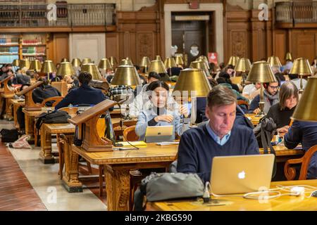 All'interno della Sala di lettura Rosa principale, la Sala di lettura principale con libri laterali e grandi finestre, ufficialmente Sala 315 al terzo piano, Una sala 78 x 297 piedi e 52 piedi di altezza soffitto in legno intagliato in uno stile tra stile architettonico rinascimentale e il design Beaux-Arts nel Stephen A. Schwarzman Building, comunemente noto come il ramo principale. New York Public Library Main Branch a Bryant Park, Manhattan, NYPL, è la terza biblioteca più grande del mondo. La filiale è stata dichiarata National Historic Landmark nel 1965 e designata New York City Landmark nel 1967. La biblioteca di ricerca è stata aperta al pubblico Foto Stock