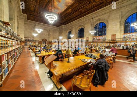 All'interno della Sala di lettura Rosa principale, la Sala di lettura principale con libri laterali e grandi finestre, ufficialmente Sala 315 al terzo piano, Una sala 78 x 297 piedi e 52 piedi di altezza soffitto in legno intagliato in uno stile tra stile architettonico rinascimentale e il design Beaux-Arts nel Stephen A. Schwarzman Building, comunemente noto come il ramo principale. New York Public Library Main Branch a Bryant Park, Manhattan, NYPL, è la terza biblioteca più grande del mondo. La filiale è stata dichiarata National Historic Landmark nel 1965 e designata New York City Landmark nel 1967. La biblioteca di ricerca è stata aperta al pubblico Foto Stock