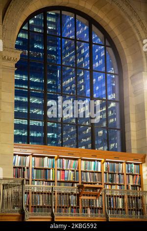 All'interno della Sala di lettura Rosa principale, la Sala di lettura principale con libri laterali e grandi finestre, ufficialmente Sala 315 al terzo piano, Una sala 78 x 297 piedi e 52 piedi di altezza soffitto in legno intagliato in uno stile tra stile architettonico rinascimentale e il design Beaux-Arts nel Stephen A. Schwarzman Building, comunemente noto come il ramo principale. New York Public Library Main Branch a Bryant Park, Manhattan, NYPL, è la terza biblioteca più grande del mondo. La filiale è stata dichiarata National Historic Landmark nel 1965 e designata New York City Landmark nel 1967. La biblioteca di ricerca è stata aperta al pubblico Foto Stock