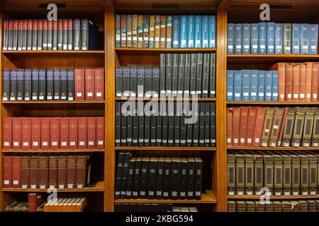 All'interno della Sala di lettura Rosa principale, la Sala di lettura principale con libri laterali e grandi finestre, ufficialmente Sala 315 al terzo piano, Una sala 78 x 297 piedi e 52 piedi di altezza soffitto in legno intagliato in uno stile tra stile architettonico rinascimentale e il design Beaux-Arts nel Stephen A. Schwarzman Building, comunemente noto come il ramo principale. New York Public Library Main Branch a Bryant Park, Manhattan, NYPL, è la terza biblioteca più grande del mondo. La filiale è stata dichiarata National Historic Landmark nel 1965 e designata New York City Landmark nel 1967. La biblioteca di ricerca è stata aperta al pubblico Foto Stock