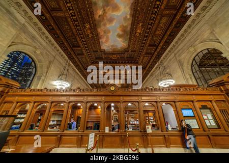 All'interno della Sala di lettura Rosa principale, la Sala di lettura principale con libri laterali e grandi finestre, ufficialmente Sala 315 al terzo piano, Una sala 78 x 297 piedi e 52 piedi di altezza soffitto in legno intagliato in uno stile tra stile architettonico rinascimentale e il design Beaux-Arts nel Stephen A. Schwarzman Building, comunemente noto come il ramo principale. New York Public Library Main Branch a Bryant Park, Manhattan, NYPL, è la terza biblioteca più grande del mondo. La filiale è stata dichiarata National Historic Landmark nel 1965 e designata New York City Landmark nel 1967. La biblioteca di ricerca è stata aperta al pubblico Foto Stock