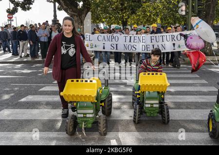 I bambini con trattori giocattolo e palloncini hanno guidato la protesta che le organizzazioni agrarie della Cantabria ASAJA, UGAM e UPA si sono riunite a Santander per consegnare un manifesto con i loro problemi al delegato del governo in Cantabria, il 3 febbraio 2020. (Foto di Joaquin Gomez Sastre/NurPhoto) Foto Stock