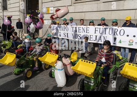 Bambini con trattori giocattolo e palloncini davanti al banner con lo slogan "il campo ha un futuro se ci lasciano" durante la protesta che le organizzazioni agrarie della Cantabria ASAJA, UGAM e UPA si sono riuniti a Santander per consegnare un manifesto con i loro problemi al delegato del governo in Cantabria, il 3 febbraio 2020. (Foto di Joaquin Gomez Sastre/NurPhoto) Foto Stock