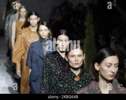 I modelli camminano sulla pista al marchio ucraino Vorozhbyt&Zemskova sfilata di moda durante la settimana della moda Ucraina FW 20-21 a Kiev, Ucraina, il 02 febbraio 2020. La settimana della moda Ucraina con la presentazione di collezioni di designer ucraini e internazionali si tiene dal 1 al 5 febbraio 2020. (Foto di Str/NurPhoto) Foto Stock