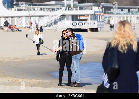 Bulgaria Inverno alta temperatura record rotto i bulgari si godono in una giornata invernale soleggiato alla spiaggia di Varna, a circa 450 km a est della capitale bulgara Sofia, il 3 febbraio 2020. Si prevede che le temperature di aumentino a 20 gradi in Celsius (68 in Fahrenheit). Un record di temperatura più di 50 anni è stato interrotto il 2 febbraio, quando la temperatura ha raggiunto 19 gradi in Celsius (circa 66 in Fahrenheit). Il tempo dovrebbe essere insolitamente caldo per i prossimi 3-4 giorni. (Foto di Petko Momchilov/Impact Press GroupNurPhoto) Foto Stock