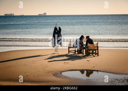 Bulgaria Inverno alta temperatura record rotto i bulgari si godono in una giornata invernale soleggiato alla spiaggia di Varna, a circa 450 km a est della capitale bulgara Sofia, il 3 febbraio 2020. Si prevede che le temperature di aumentino a 20 gradi in Celsius (68 in Fahrenheit). Un record di temperatura più di 50 anni è stato interrotto il 2 febbraio, quando la temperatura ha raggiunto 19 gradi in Celsius (circa 66 in Fahrenheit). Il tempo dovrebbe essere insolitamente caldo per i prossimi 3-4 giorni. (Foto di Petko Momchilov/Impact Press GroupNurPhoto) Foto Stock