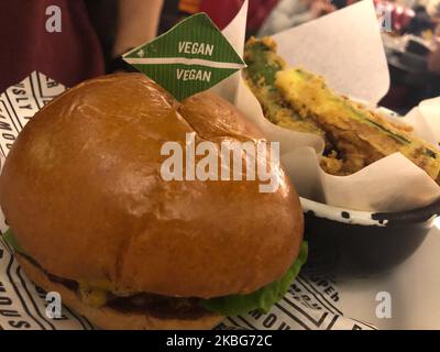 Un hot dog vegano è raffigurato in un fast food a Londra, Regno Unito, il 1st febbraio 2020. (Foto di Mairo Cinquetti/NurPhoto) Foto Stock