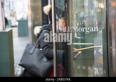 Il J.P. Logo Morgan all'ingresso di un edificio di uffici in vetro a Midtown Manhattan, New York, USA, il 23 gennaio 2020. JPMorgan Chase & Co. È una banca d'investimento multinazionale americana e la holding di servizi finanziari ha la sede a New York City. NY, USA (Foto di Nicolas Economou/NurPhoto) Foto Stock