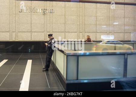 Il J.P. Logo Morgan all'ingresso di un edificio di uffici in vetro a Midtown Manhattan, New York, USA, il 23 gennaio 2020. JPMorgan Chase & Co. È una banca d'investimento multinazionale americana e la holding di servizi finanziari ha la sede a New York City. NY, USA (Foto di Nicolas Economou/NurPhoto) Foto Stock