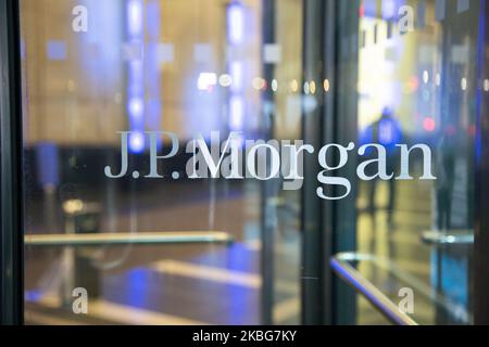 Il J.P. Logo Morgan all'ingresso di un edificio di uffici in vetro a Midtown Manhattan, New York, USA, il 23 gennaio 2020. JPMorgan Chase & Co. È una banca d'investimento multinazionale americana e la holding di servizi finanziari ha la sede a New York City. NY, USA (Foto di Nicolas Economou/NurPhoto) Foto Stock