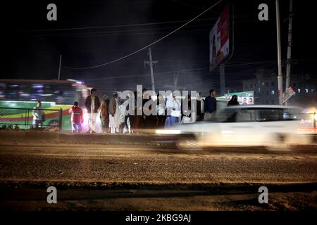 La gente si prende il rischio mentre attraversa una strada trafficata mercoledì 05 febbraio 2020 a Dhaka, Bangladesh. Secondo un rapporto dei media, nel 2019 sono state uccise almeno 5.227 persone in incidenti stradali in Bangladesh. (Foto di Syed Mahamudur Rahman/NurPhoto) Foto Stock