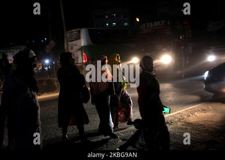 La gente si prende il rischio mentre attraversa una strada trafficata mercoledì 05 febbraio 2020 a Dhaka, Bangladesh. Secondo un rapporto dei media, nel 2019 sono state uccise almeno 5.227 persone in incidenti stradali in Bangladesh. (Foto di Syed Mahamudur Rahman/NurPhoto) Foto Stock