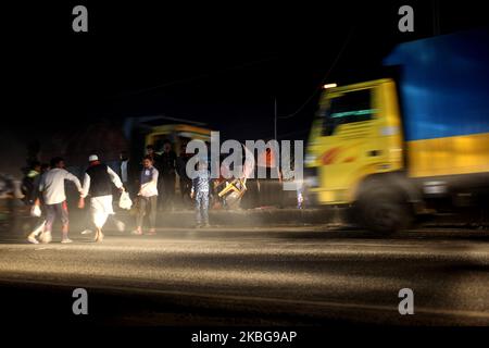 La gente si prende il rischio mentre attraversa una strada trafficata mercoledì 05 febbraio 2020 a Dhaka, Bangladesh. Secondo un rapporto dei media, nel 2019 sono state uccise almeno 5.227 persone in incidenti stradali in Bangladesh. (Foto di Syed Mahamudur Rahman/NurPhoto) Foto Stock