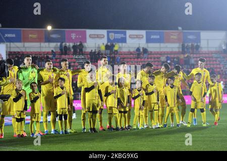 I primi undici stand della Romania durante l'inno del campionato UEFA U21 tra Romania U21 e Finlandia U21, a Voluntari, Romania, il 14 novembre 2019. (Foto di Alex Nicodim/NurPhoto) Foto Stock