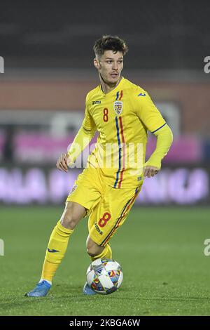 Dennis Man of Romania U21 in azione durante il gioco del campionato UEFA U21 tra Romania U21 contro Finlandia U21, a Voluntari, Romania, il 14 novembre 2019. (Foto di Alex Nicodim/NurPhoto) Foto Stock