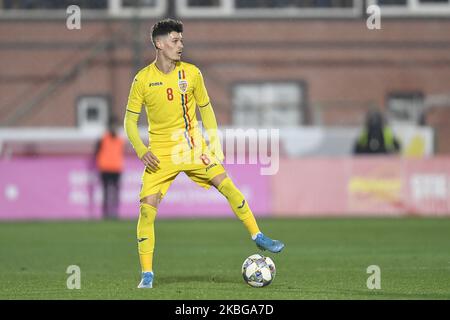 Dennis Man of Romania U21 in azione durante il gioco del campionato UEFA U21 tra Romania U21 contro Finlandia U21, a Voluntari, Romania, il 14 novembre 2019. (Foto di Alex Nicodim/NurPhoto) Foto Stock