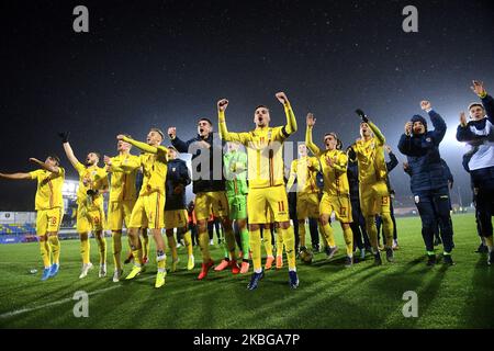 Adrian Petre e i giocatori della Romania U21 festeggiano con i tifosi dopo il gioco del campionato UEFA U21 tra Romania U21 contro Finlandia U21, a Voluntari, Romania, il 14 novembre 2019. (Foto di Alex Nicodim/NurPhoto) Foto Stock