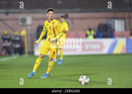 Dennis Man of Romania U21 in azione durante il gioco del campionato UEFA U21 tra Romania U21 contro Finlandia U21, a Voluntari, Romania, il 14 novembre 2019. (Foto di Alex Nicodim/NurPhoto) Foto Stock