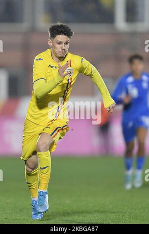 Dennis Man of Romania U21 in azione durante il gioco del campionato UEFA U21 tra Romania U21 contro Finlandia U21, a Voluntari, Romania, il 14 novembre 2019. (Foto di Alex Nicodim/NurPhoto) Foto Stock