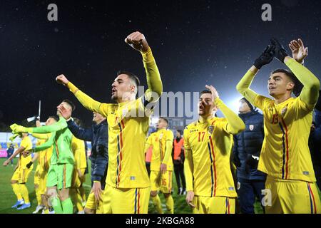 Adrian Petre di Romania U21 festeggia con i tifosi dopo il gioco del campionato UEFA U21 tra Romania U21 contro Finlandia U21, a Voluntari, Romania, il 14 novembre 2019. (Foto di Alex Nicodim/NurPhoto) Foto Stock