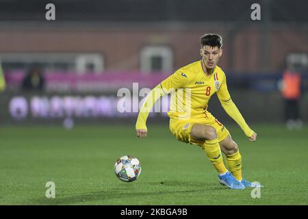 Dennis Man of Romania U21 in azione durante il gioco del campionato UEFA U21 tra Romania U21 contro Finlandia U21, a Voluntari, Romania, il 14 novembre 2019. (Foto di Alex Nicodim/NurPhoto) Foto Stock