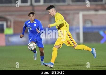 Dennis Man of Romania U21 in azione durante il gioco del campionato UEFA U21 tra Romania U21 contro Finlandia U21, a Voluntari, Romania, il 14 novembre 2019. (Foto di Alex Nicodim/NurPhoto) Foto Stock