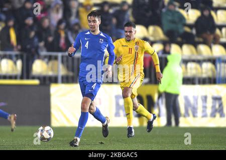 Juhani Pikkarainen di Finlandia U21 in azione contro Adrian Petre di Romania U21 durante il gioco del campionato UEFA U21 tra Romania U21 contro Finlandia U21, a Voluntari, Romania, il 14 novembre 2019. (Foto di Alex Nicodim/NurPhoto) Foto Stock