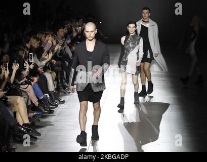 I modelli percorreranno la pista alla sfilata di moda Hmylko durante la settimana della moda Ucraina FW 20-21 a Kiev, in Ucraina, il 05 febbraio 2020. La settimana della moda Ucraina con la presentazione di collezioni di designer ucraini e internazionali si tiene dal 1 al 5 febbraio 2020. (Foto di Str/NurPhoto) Foto Stock