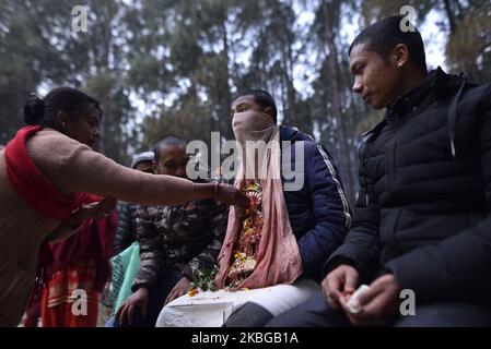 Un devoto indù nepalese che offre la preghiera rituale verso idol Madhav Narayan durante Madhav Narayan Festival o Swasthani Brata Katha a Changu Narayan, Bhaktapur, Nepal Giovedi, 06 febbraio 2020. Le donne indù nepalesi osservano un digiuno e pregano la Dea Swasthani per la lunga vita dei loro mariti e la prosperità della famiglia durante una festa di digiuno di un mese. (Foto di Narayan Maharjan/NurPhoto) Foto Stock