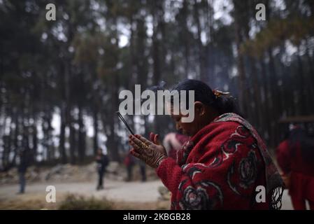 Un devoto indù nepalese che offre la preghiera rituale verso idol Madhav Narayan durante Madhav Narayan Festival o Swasthani Brata Katha a Changu Narayan, Bhaktapur, Nepal Giovedi, 06 febbraio 2020. Le donne indù nepalesi osservano un digiuno e pregano la Dea Swasthani per la lunga vita dei loro mariti e la prosperità della famiglia durante una festa di digiuno di un mese. (Foto di Narayan Maharjan/NurPhoto) Foto Stock