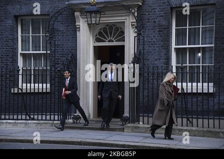 Il segretario al Tesoro britannico, Rishi Sunak (L), il ministro dello Stato James Scleverly (C) e il ministro per gli alloggi Esther McVey si congedano dopo aver partecipato alla riunione settimanale del gabinetto al 10 di Downing Street, Londra, il 6 febbraio 2019. (Foto di Alberto Pezzali/NurPhoto) Foto Stock