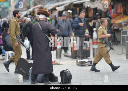 Una scena di strada dal mercato Mahane Yehuda di Gerusalemme datata 4 febbraio 2020, a Gerusalemme, Israele. Giovedì 6 febbraio 2020, a Gerusalemme, Israele. (Foto di Artur Widak/NurPhoto) Foto Stock