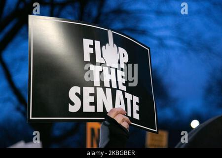 Migliaia di dimostranti sono scesi nelle strade di New York, negli Stati Uniti, il 5 febbraio 2020 per chiedere l’impeachment di Trump. I manifestanti si sono riuniti al Columbus Circle e hanno marciato davanti alla Trump Tower fino a Bryant Park. (Foto di Karla Ann Cote/NurPhoto) Foto Stock