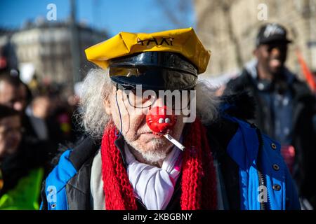 130 000 manifestanti hanno camminato per le strade di Parigi, in Francia, il 6 febbraio 2020 la protesta, contro le riforme pensionistiche per la manifestazione del 9th. Molti diversi settori di lavoro erano qui, dai servizi di trasporto, come cheminots, sncf, ratp, fognature, studenti, insegnanti, servizi ospedalieri, anche le femministe. La dimostrazione è finita nella calma senza clashe con la polizia. I vigili del fuoco spengono il fuoco di un divieto di spazzatura. (Foto di Jerome Gilles/NurPhoto) Foto Stock