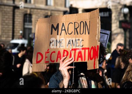 130 000 manifestanti hanno camminato per le strade di Parigi, in Francia, il 6 febbraio 2020 la protesta, contro le riforme pensionistiche per la manifestazione del 9th. Molti diversi settori di lavoro erano qui, dai servizi di trasporto, come cheminots, sncf, ratp, fognature, studenti, insegnanti, servizi ospedalieri, anche le femministe. La dimostrazione è finita nella calma senza clashe con la polizia. I vigili del fuoco spengono il fuoco di un divieto di spazzatura. (Foto di Jerome Gilles/NurPhoto) Foto Stock