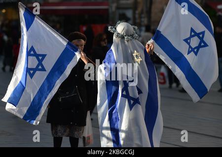 Una donna che detiene bandiere nazionali israeliane protesta sulla Jaffa Street di Gerusalemme. Giovedì 6 febbraio 2020, a Gerusalemme, Israele. (Foto di Artur Widak/NurPhoto) Foto Stock