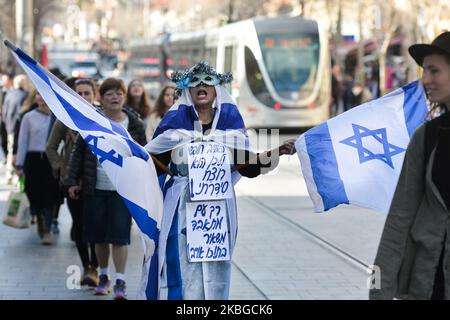 Una donna che detiene bandiere nazionali israeliane protesta sulla Jaffa Street di Gerusalemme. Giovedì 6 febbraio 2020, a Gerusalemme, Israele. (Foto di Artur Widak/NurPhoto) Foto Stock