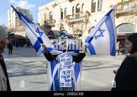 Una donna che detiene bandiere nazionali israeliane protesta sulla Jaffa Street di Gerusalemme. Giovedì 6 febbraio 2020, a Gerusalemme, Israele. (Foto di Artur Widak/NurPhoto) Foto Stock