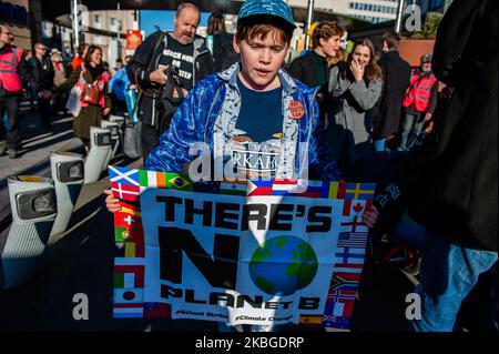 Un ragazzino tiene un grande cartello, durante lo Sciopero scolastico per gli oceani, a Bruxelles, il 7th febbraio 2020. (Foto di Romy Arroyo Fernandez/NurPhoto) Foto Stock