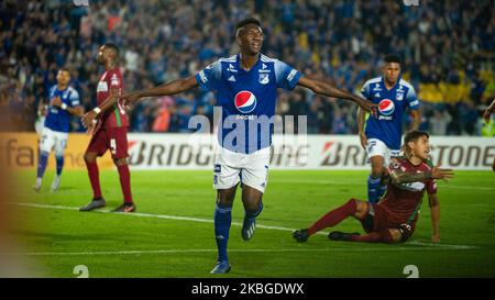 Hansel Zapata di Millonarios festeggia dopo la scoringa un gol durante la partita di calcio della Copa Sudamericana tra Millonarios e Always Ready at nello stadio El Campin di Bogota, Colombia, il 6 febbraio 2020. Millonarios batte sempre pronti nel loro Sud America debutando la prima tappa della prima fase. (Foto di Juan Carlos Torres/NurPhoto) Foto Stock