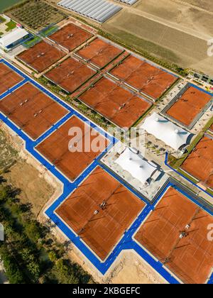 Vista aerea del campo da tennis in terra battuta in una giornata di sole Foto Stock