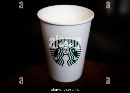 Il logo Starbucks è visto su una tazza di caffè usa e getta in questa foto di illustrazione scattata a Cracovia, Polonia il 4 febbraio 2020. (Foto di Jakub Porzycki/NurPhoto) Foto Stock