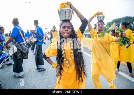 I devoti indù trasportano le pentole di latte sulla testa prima di camminare fino al tempio delle grotte di Batu durante il festival di Thaipusam a Kuala Lumpur, Malesia, il 07 febbraio 2020. Thaipusam è un festival indù celebrato principalmente dalla comunità tamil. I devoti pregheranno e faranno i voti quando le preghiere riceveranno risposta e compiranno i voti perforando parti del loro corpo come le guance, le lingue e le spalle prima di portare un 'Kavadi' o una pentola di latte su circa quattro chilometri di viaggio di fede. Il festival si terrà fino al 09 febbraio. (Foto di Chris Jung/NurPhoto) Foto Stock