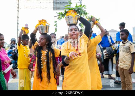 I devoti indù trasportano le pentole di latte sulla testa prima di camminare fino al tempio delle grotte di Batu durante il festival di Thaipusam a Kuala Lumpur, Malesia, il 07 febbraio 2020. Thaipusam è un festival indù celebrato principalmente dalla comunità tamil. I devoti pregheranno e faranno i voti quando le preghiere riceveranno risposta e compiranno i voti perforando parti del loro corpo come le guance, le lingue e le spalle prima di portare un 'Kavadi' o una pentola di latte su circa quattro chilometri di viaggio di fede. Il festival si terrà fino al 09 febbraio. (Foto di Chris Jung/NurPhoto) Foto Stock