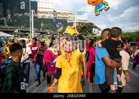 I devoti indù trasportano le pentole di latte sulla testa prima di camminare fino al tempio delle grotte di Batu durante il festival di Thaipusam a Kuala Lumpur, Malesia, il 07 febbraio 2020. Thaipusam è un festival indù celebrato principalmente dalla comunità tamil. I devoti pregheranno e faranno i voti quando le preghiere riceveranno risposta e compiranno i voti perforando parti del loro corpo come le guance, le lingue e le spalle prima di portare un 'Kavadi' o una pentola di latte su circa quattro chilometri di viaggio di fede. Il festival si terrà fino al 09 febbraio. (Foto di Chris Jung/NurPhoto) Foto Stock