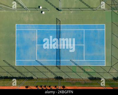 Vista aerea del campo da tennis blu vuoto in una giornata di sole Foto Stock