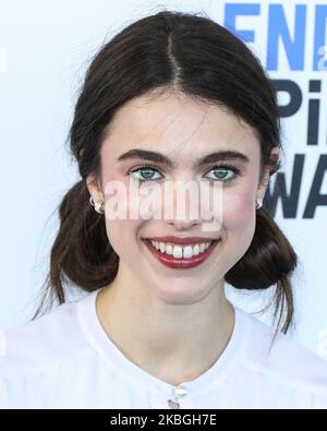 SANTA MONICA, LOS ANGELES, CALIFORNIA, USA - 08 FEBBRAIO: L'attrice Margaret Qualley che indossa un abito Chanel e gioielli con le scarpe Roger Vivier arriva al Film Independent Spirit Awards 2020 che si tiene a Santa Monica Beach il 8 febbraio 2020 a Santa Monica, Los Angeles, California, Stati Uniti. (Foto di Xavier Collin/Image Press Agency/NurPhoto) Foto Stock