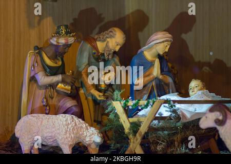 Presepe rappresentato con le statuette di Maria e Giuseppe e il Bambino Gesù Foto Stock