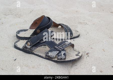 scarpe da uomo sulla sabbia nel deserto abbandonato Foto Stock