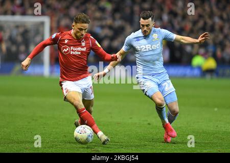 Matty Cash (11) di Nottingham Forest tiene fuori Jack Harrison (22) di Leeds United durante la partita del campionato Sky Bet tra Nottingham Forest e Leeds United al City Ground di Nottingham sabato 8th febbraio 2020. (Foto di Jon Hobley/MI News/NurPhoto) Foto Stock